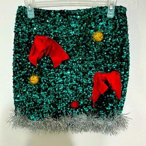 Short skirt with green sequins, perfect for Christmas 🎄